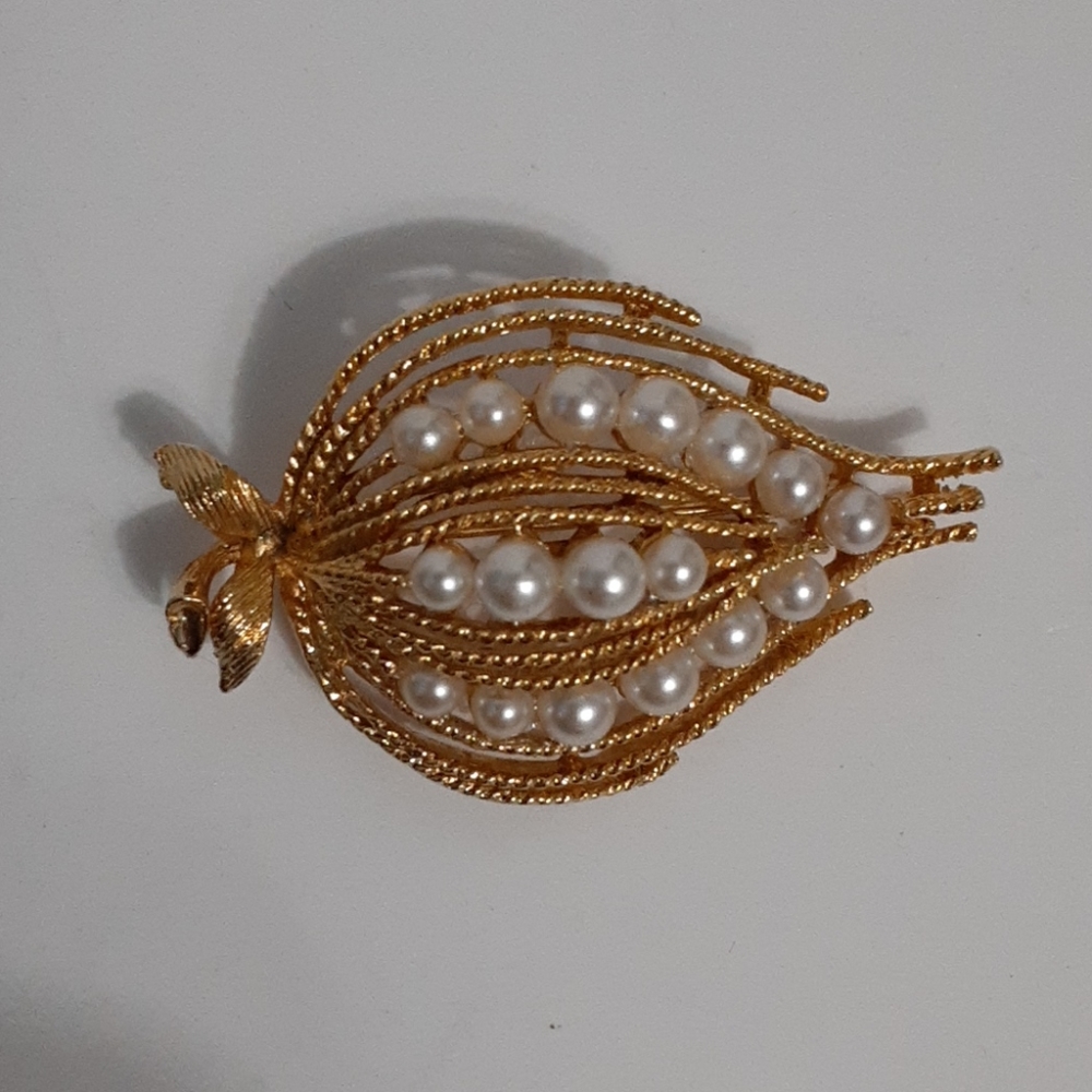 Vintage Lisner signed faux pearl flower brooche